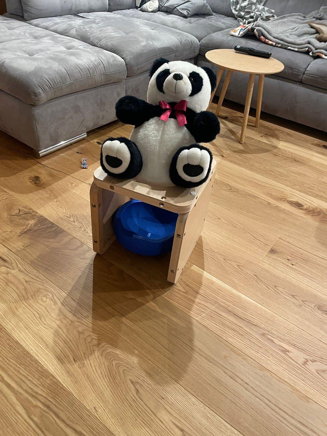 Ein LOCI-Hocker mit Plüsch-Panda