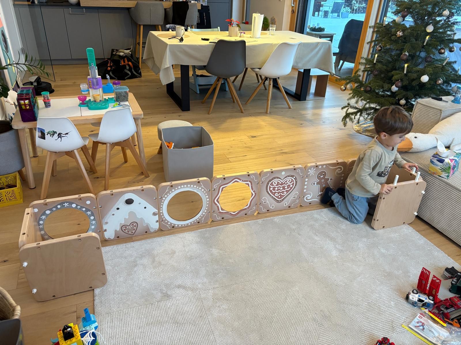 Ein Kind baut eine lange Wand aus LOCI-Rahmen