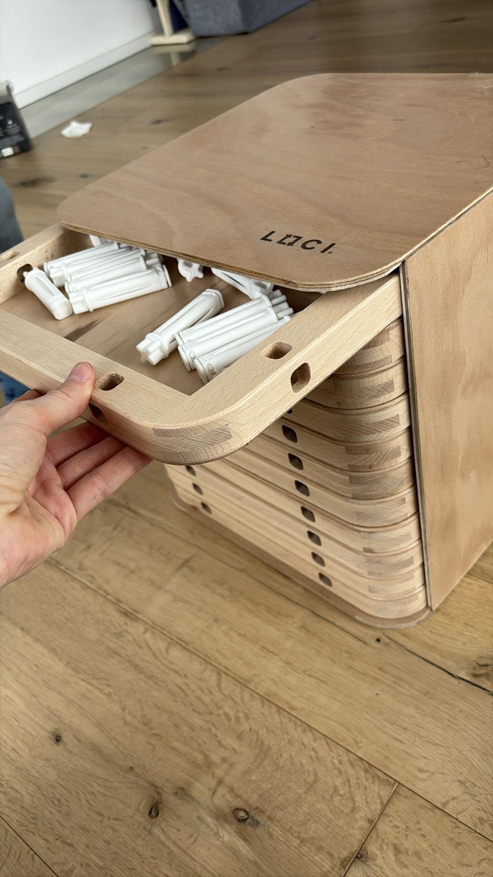 Die LOCI-Aufbewahrungsbox mit Verbindern und Rahmen
