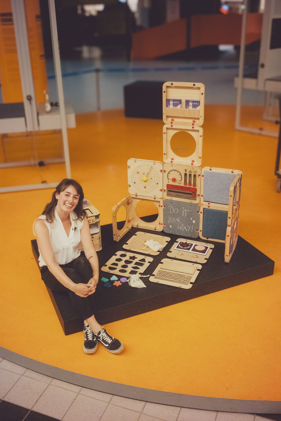 Christina Liess mit LOCI-Rahmen und Lernplatten