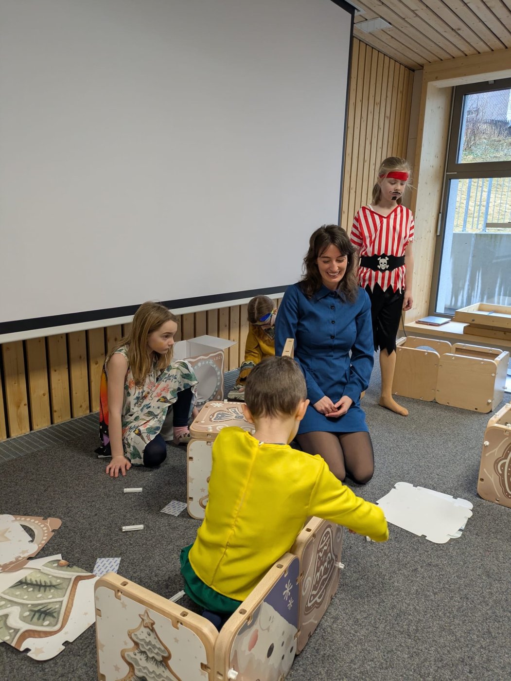 Christina Liess baut mit Kindern im Workshop LOCI-Bauwerke mit Lebkuchen-Motiven