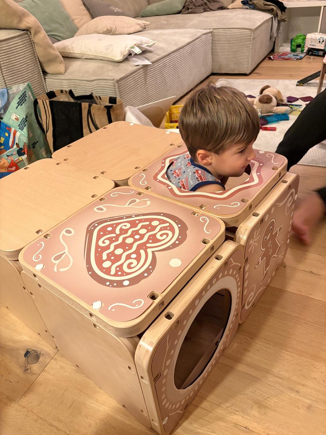 Ein Kind schaut aus dem Dach eines LOCI-Lebkuchenhauses