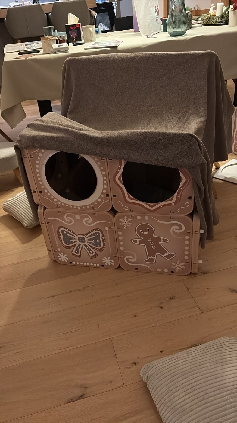 Eine Höhle aus LOCI-Rahmen mit Lebkuchen-Motiven und Decke