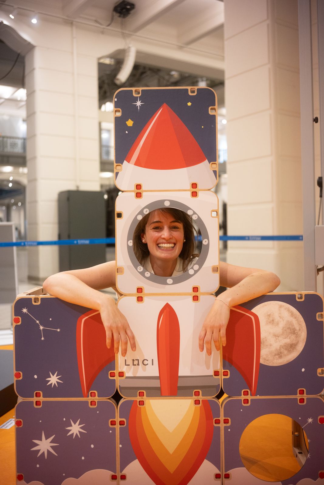 Eine Rakete aus LOCI-Rahmen mit Papiermotiven